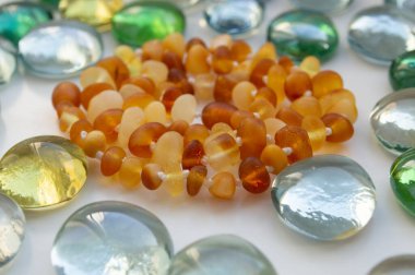 Kehribar rengi çok renkli değerli taşlar.