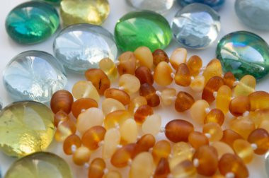 Kehribar rengi çok renkli değerli taşlar.