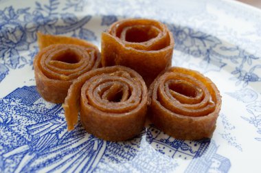 Mavi tabakta elma şekeri