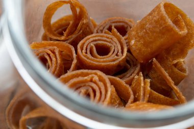 Cam kavanozda elma şekeri