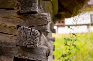 Eski ahşap evin köşesinde.