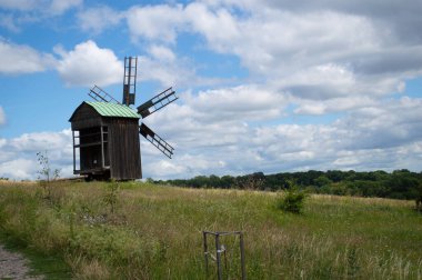 Tarladaki eski yel değirmeni