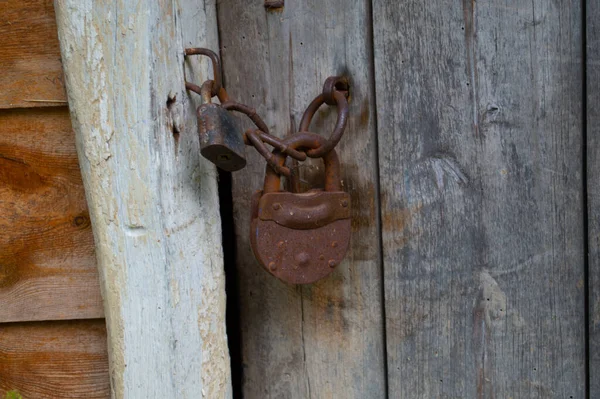 Vieja Puerta Madera Con Una Cerradura Oxidada — Foto de Stock