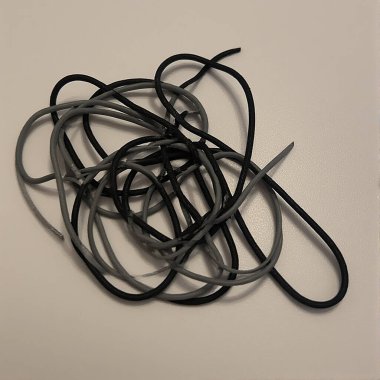 Siyah plastik kablo beyaz arkaplanda