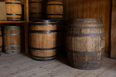 Üzerinde büyük bir geyik boynuzunun dinlendiği kaba yontulmuş duvarları ve sağlam ahşap tezgahı olan bir ahşap atölye. Geleneksel demirci ve ahşap işçiliği aletleri tezgahın etrafına dizilir.. 