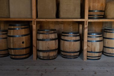 Üzerinde büyük bir geyik boynuzunun dinlendiği kaba yontulmuş duvarları ve sağlam ahşap tezgahı olan bir ahşap atölye. Geleneksel demirci ve ahşap işçiliği aletleri tezgahın etrafına dizilir.. 