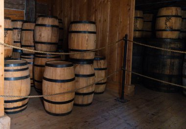 Üzerinde büyük bir geyik boynuzunun dinlendiği kaba yontulmuş duvarları ve sağlam ahşap tezgahı olan bir ahşap atölye. Geleneksel demirci ve ahşap işçiliği aletleri tezgahın etrafına dizilir.. 