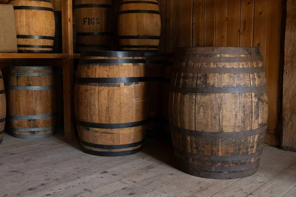 Üzerinde büyük bir geyik boynuzunun dinlendiği kaba yontulmuş duvarları ve sağlam ahşap tezgahı olan bir ahşap atölye. Geleneksel demirci ve ahşap işçiliği aletleri tezgahın etrafına dizilir.. 
