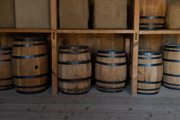 Üzerinde büyük bir geyik boynuzunun dinlendiği kaba yontulmuş duvarları ve sağlam ahşap tezgahı olan bir ahşap atölye. Geleneksel demirci ve ahşap işçiliği aletleri tezgahın etrafına dizilir.. 