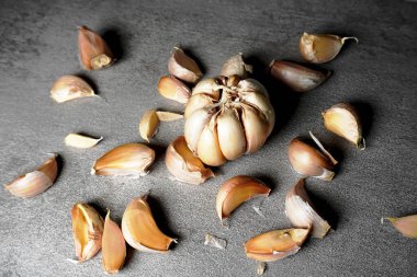 Sarımsak soğanı ve ayrı karanfilleri taze ve aromatik özelliklerini sergiliyor. Yemek yapmaya hazır..