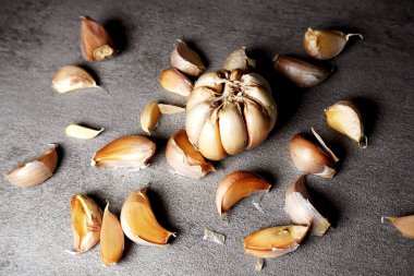 Yakından sarımsak ve karanfil soyuyoruz. En sevdiğiniz tariflerde kullanmaya hazır.