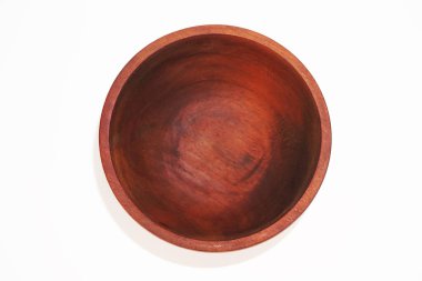 Koyu kahverengi ahşaptan yapılmış derin bir kase yukarıdan görülüyor..