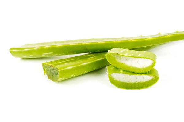 Taze Aloe vera beyaz arka planda izole edilmiş su damlalarıyla dilimlenmiş.