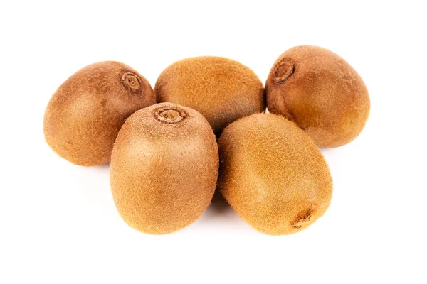 Tüm kivi meyveleri grubu yakın plan görünümlü beyaz arkaplan üzerinde düzenlenmiştir