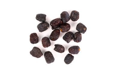 Beyaz arkaplandaki küçük kuru, karanlık tarihlerin yukarıdan aşağı görüntüsü.