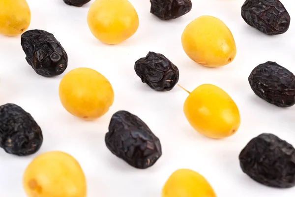 Üst aşağı görünüm, beyaz arkaplandaki alternatif sarı ve koyu tarihleri gösterir.