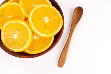 Genel görünüm narenciye çerezi ve kaşığı yakalar ve metin için negatif alan sağlar.