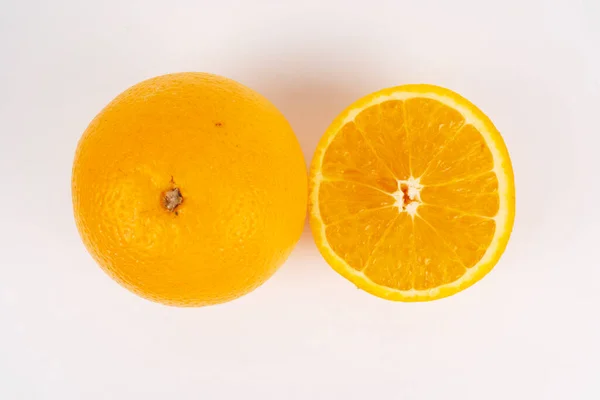 Turuncunun tamamı ve kesiği beyaz arka planda yan yana yatar..