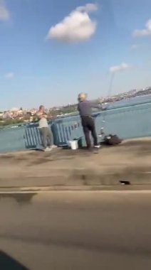 Huzur Nehrine hayran turistler: Huzur Anı