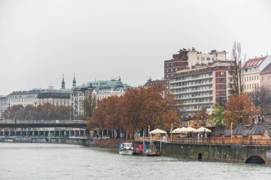 Avusturya 'nın Viyana kentinde, yağmurlu bir günde Donaukanal (Tuna kanalı) nehir kıyısındaki binalar ve ufuk çizgileriyle manzara. 