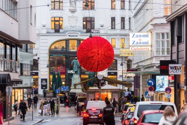 Graben 'in yağmurlu bir gününde sokak manzarası Noel süsüyle, Avusturya' nın Viyana kentinde bir sokak.