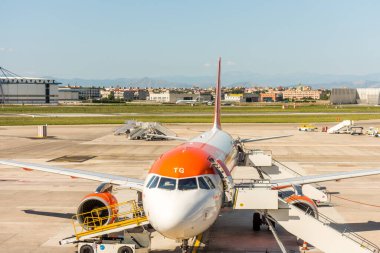 EasyJet uçakları Napoli uluslararası havaalanı Capodichino, İtalya 'da durdu.