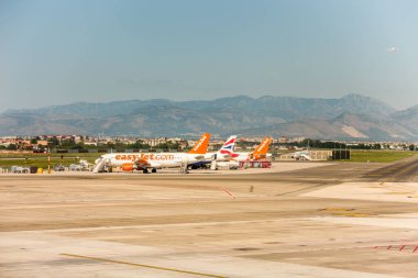 EasyJet uçakları Napoli uluslararası havaalanı Capodichino, İtalya 'da durdu.