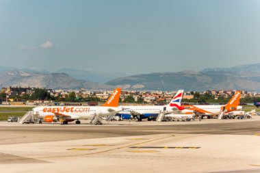 EasyJet uçakları Napoli uluslararası havaalanı Capodichino, İtalya 'da durdu.