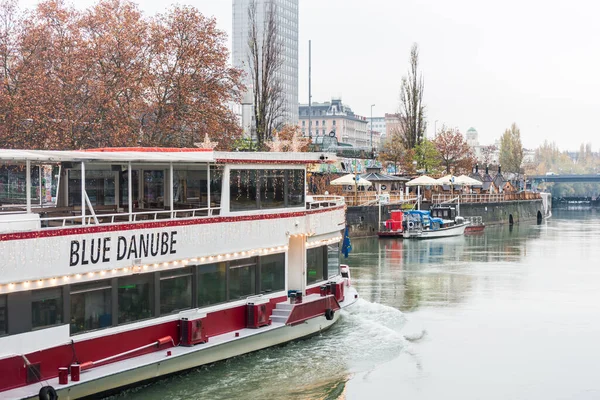 Paysage Avec Bâtiments Bateau Croisière Naviguant Sur Rive Donaukanal Danube — Photo