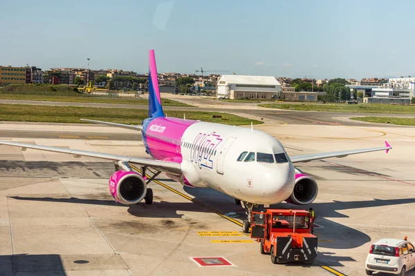 Samolot Wizz Air Zatrzymał Się Płycie Postojowej Międzynarodowego Lotniska Neapolu — Zdjęcie stockowe