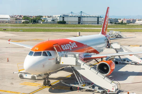 Aeromobili Della Easyjet Fermati Presso Piazzale Dell Aeroporto Internazionale Napoli — Foto Stock