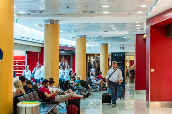 Passageiros Salão Embarque Internacional Aeroporto Internacional Nápoles Capodichino Itália — Fotografia de Stock