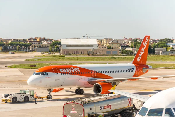 Aeromobili Della Easyjet Fermati Presso Piazzale Dell Aeroporto Internazionale Napoli — Foto Stock