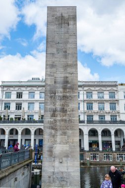 Denkmal kürk die Gefallenen der beiden Weltkriege, Birinci Dünya Savaşı 'nın kaybedilen birliklerinin anıtı, Almanya' nın Hamburg kentinin yanındaki belediye binasının yanında.. 