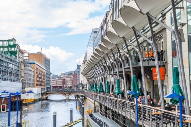 Alster Nehri, Hamburg, Almanya kıyısında bir sürü restoranı olan güzel bir bina.. 