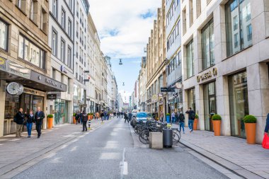 Neuer Wall Shopping Street 'in şehir merkezi manzarası. Bir sürü alışveriş merkezi, Hamburg, Almanya..