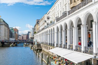 Alster Nehri, Hamburg, Almanya kıyısında bir sürü restoranı olan güzel bir bina.. 
