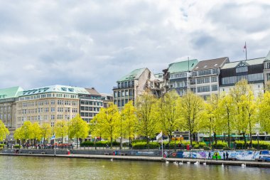 Almanya, Hamburg 'da bulutlu gökyüzü ile Alster Gölü' nün güzel manzarası.