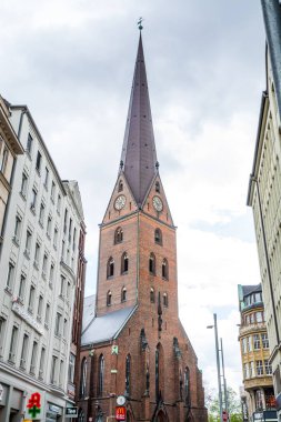  Reform ve cemaati Kuzey Almanya 'daki Evanjelik Luteryan Kilisesi' nin bir parçasını oluşturduğundan beri bir Protestan katedrali olan Hamburg 'daki Aziz Peter Kilisesi' nin saat kulesi.