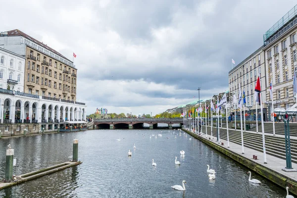 Edifício Bonito Com Muitos Restaurantes Margem Rio Alster Hamburgo Alemanha — Fotografia de Stock