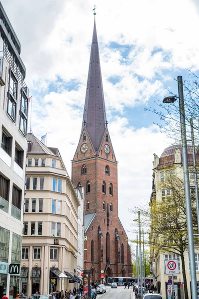  Reform ve cemaati Kuzey Almanya 'daki Evanjelik Luteryan Kilisesi' nin bir parçasını oluşturduğundan beri bir Protestan katedrali olan Hamburg 'daki Aziz Peter Kilisesi' nin saat kulesi.