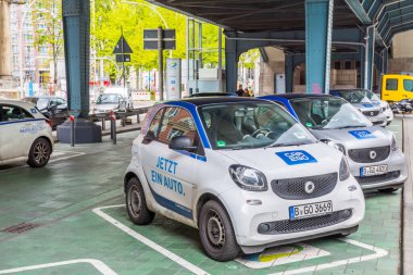 Hamburg, Almanya 'da otoparkta araba paylaşımı. Yeni ekonomi kavramı. 