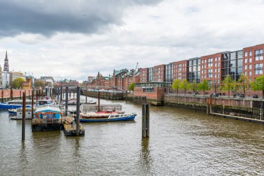 Hamburg, Almanya 'da Elbe nehrinin kıyısındaki güzel evler ve binalar.