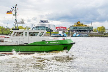 Elbe Nehri 'nde seyir gemisi, Hamburg, Almanya.