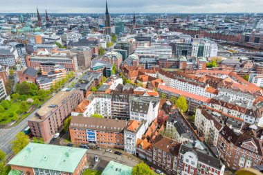 Almanya 'nın Hamburg şehrinin havadan görünüşü, St. Michael Kilisesi' nin saat kulesinden görüş. Şehrin bir simgesi ve en iyi Hanseatik Protestan kiliselerinden biri olarak kabul edilir.