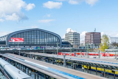 Hamburg, Almanya 'daki Merkez Tren İstasyonu' nun ana binası..