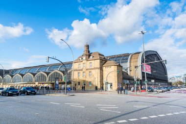 Hamburg, Almanya 'daki Merkez Tren İstasyonu' nun ana binası..