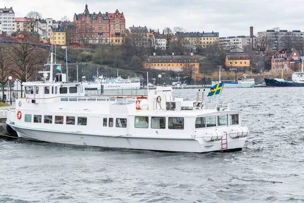 Cruiseschip Parkeren Bij Pier Met Achtergrond Van Gebouwen Eiland Het — Stockfoto