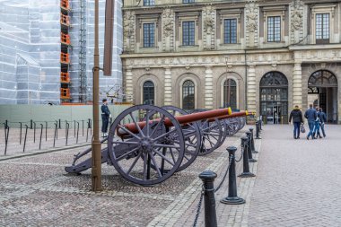 Stockholm Sarayı 'nın ya da Kraliyet Sarayı' nın önündeki toplar, İsveç hükümdarının resmi ikametgahı ve büyük kraliyet sarayı, Stadsholmen, Gamla Stan, Stockholm 'de yer almaktadır..