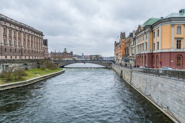 İsveç 'in Stockholm kentindeki boğazın kıyısındaki güzel binalar..